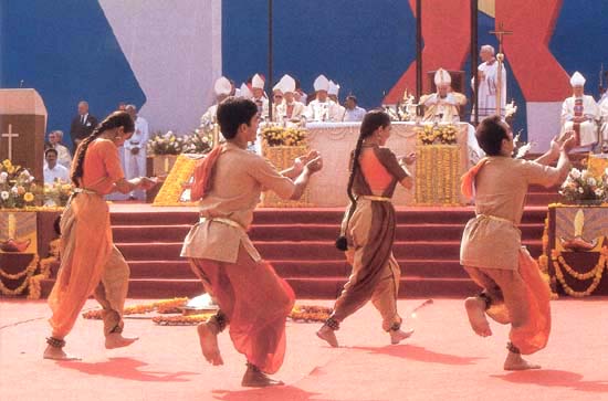 Hindu dances for the pope in New Delhi